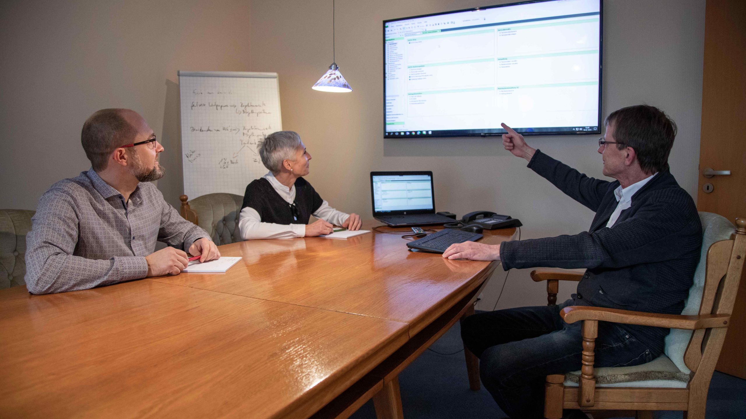 Konferenzraum_mit_Monitor